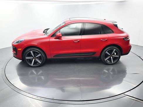 Certified 2025 Porsche Macan AWD/4WD image 34