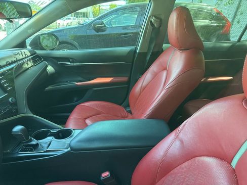 Used 2019 Toyota Camry SE image 5