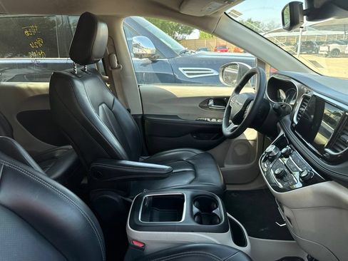 Used 2023 Chrysler Pacifica Touring-L FWD image 3
