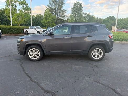 Used 2024 Jeep Compass Latitude AWD/4WD image 4