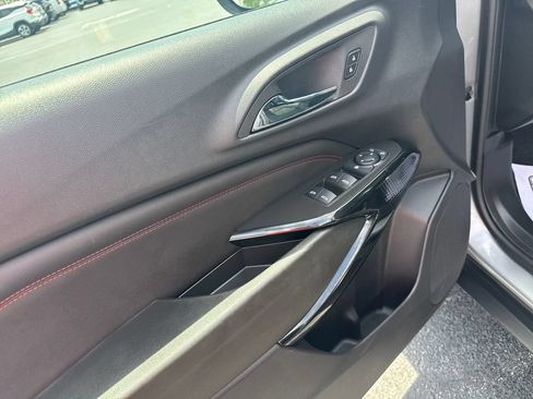 Used 2025 Chevrolet Trax RS w/ Sunroof Package FWD image 23