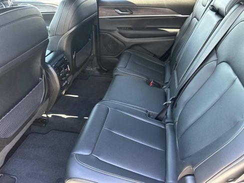 Used 2025 Jeep Grand Cherokee L Limited w/ Black Appearance Package AWD/4WD image 15