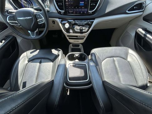 Used 2023 Chrysler Pacifica Touring-L FWD image 13
