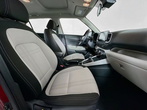 Used 2024 Hyundai Venue SEL image 30