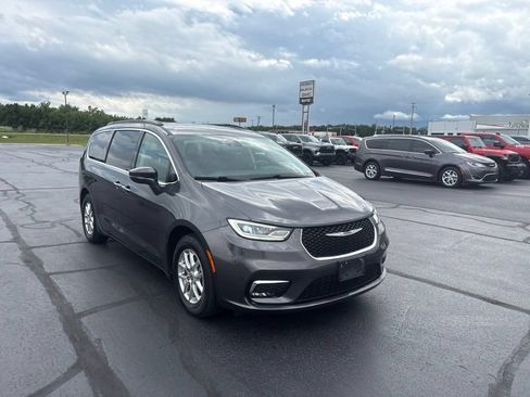 Used 2022 Chrysler Pacifica Touring-L FWD image 5