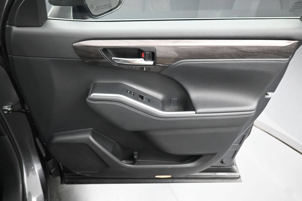 Certified 2024 Toyota Highlander Limited AWD/4WD image 39