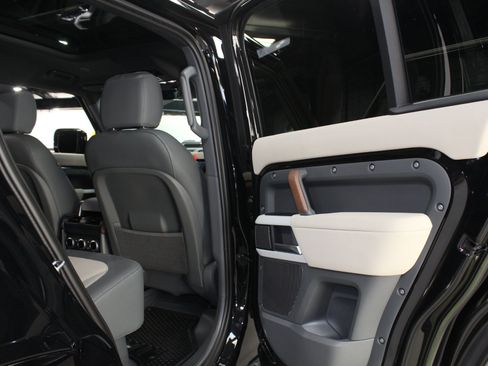 Used 2023 Land Rover Defender 110 X-Dynamic SE AWD/4WD image 45