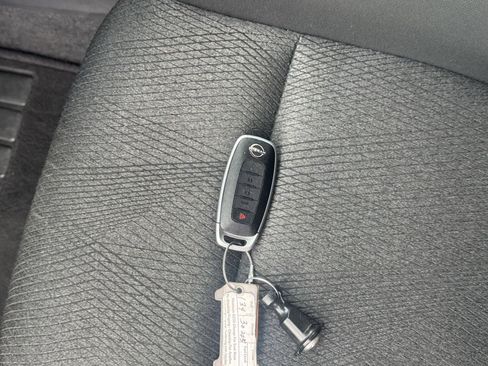 Used 2025 Nissan Rogue SV FWD image 17