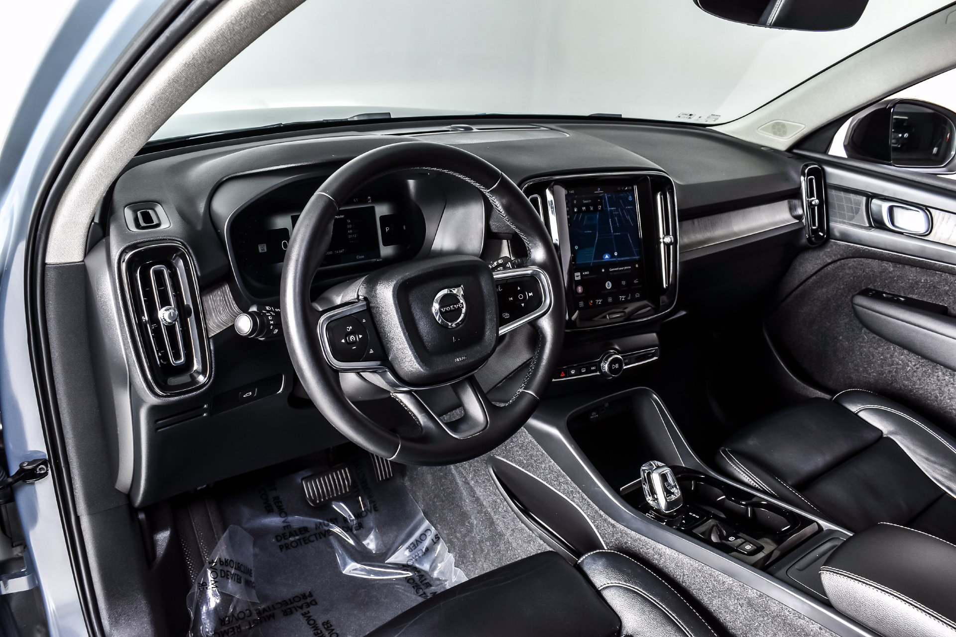Used 2023 Volvo XC40 B5 Plus AWD/4WD image 15