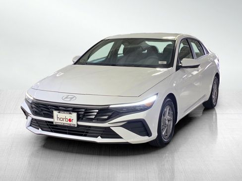 Certified 2025 Hyundai Elantra SE FWD image 3