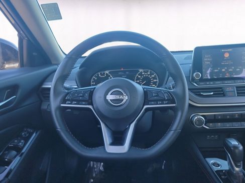 Used 2025 Nissan Altima 2.5 SR AWD/4WD image 12