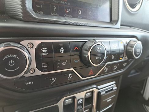 Used 2019 Jeep Wrangler Unlimited Sahara image 25