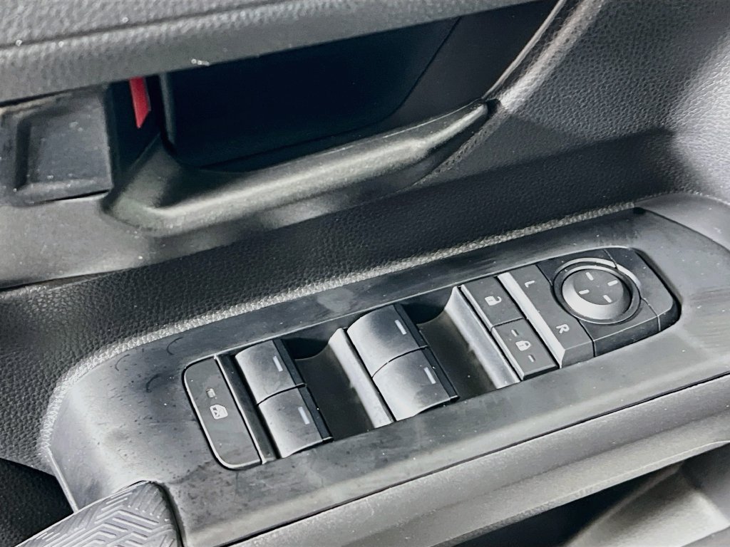 Certified 2025 Toyota Tacoma SR5 AWD/4WD image 16