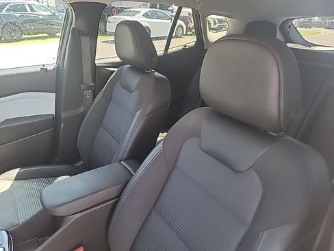 Used 2025 Chevrolet Trax LT w/ LT Convenience Package FWD image 9