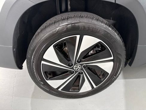 Used 2024 Volkswagen Taos SE w/ Panoramic Sunroof Package AWD/4WD image 10