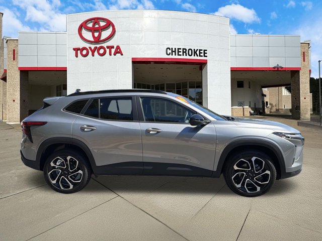 Used 2025 Chevrolet Trax RS w/ Sunroof Package FWD image 4