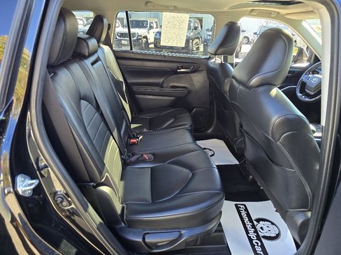 Used 2021 Toyota Highlander XLE image 14