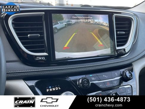 Used 2023 Chrysler Pacifica Touring-L image 18