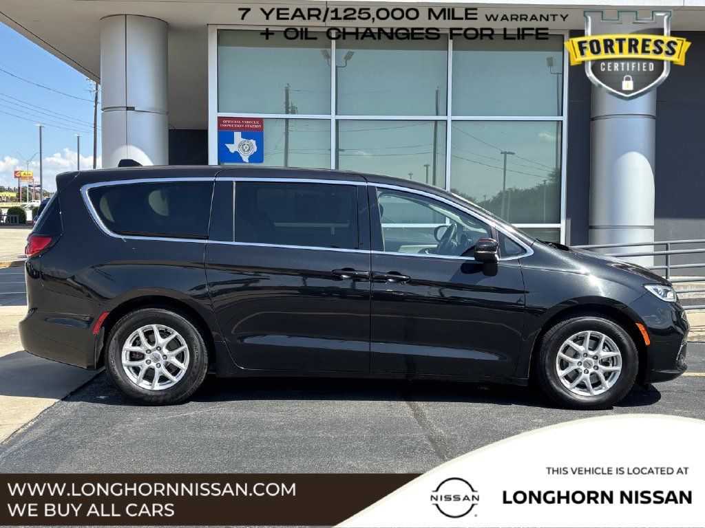 Used 2023 Chrysler Pacifica Touring-L FWD image 2
