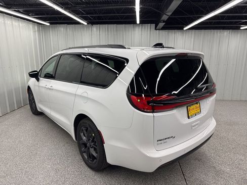 New 2026 Chrysler Pacifica Select image 4