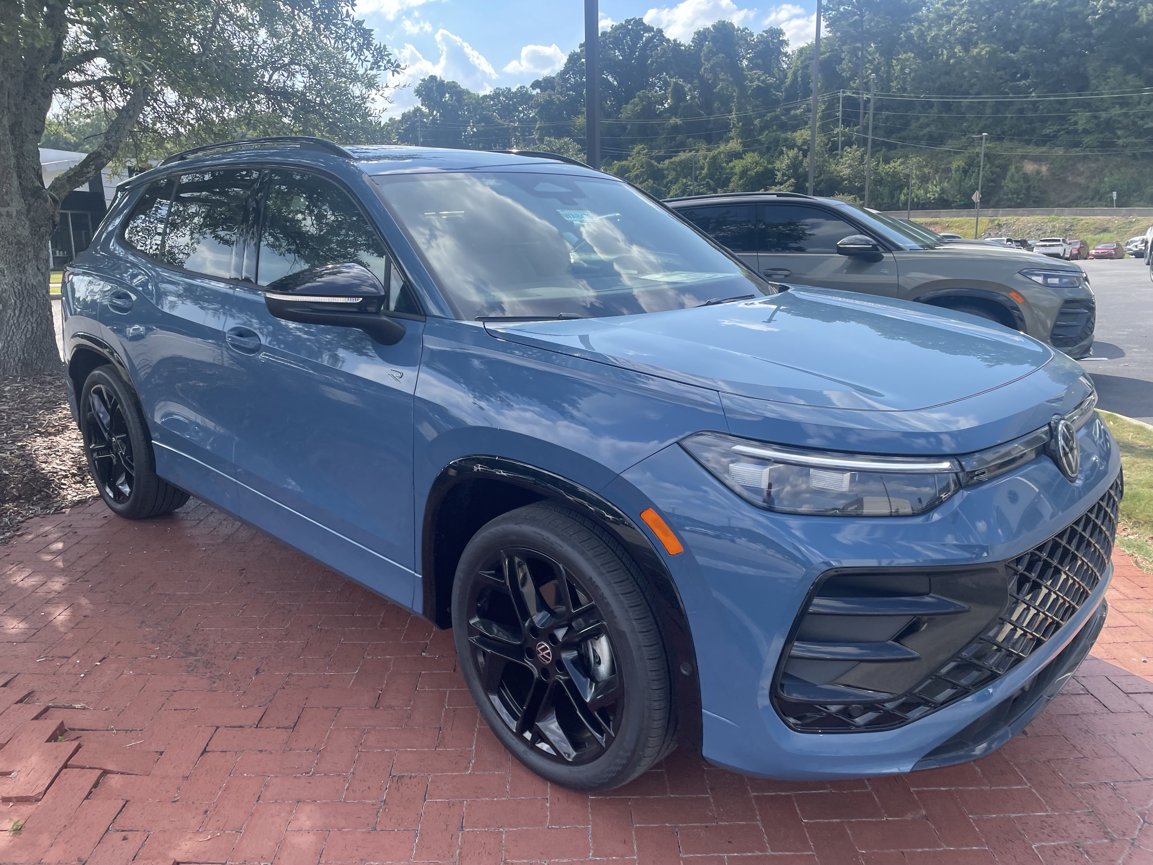 New 2026 Volkswagen Tiguan SE R-Line FWD image 3