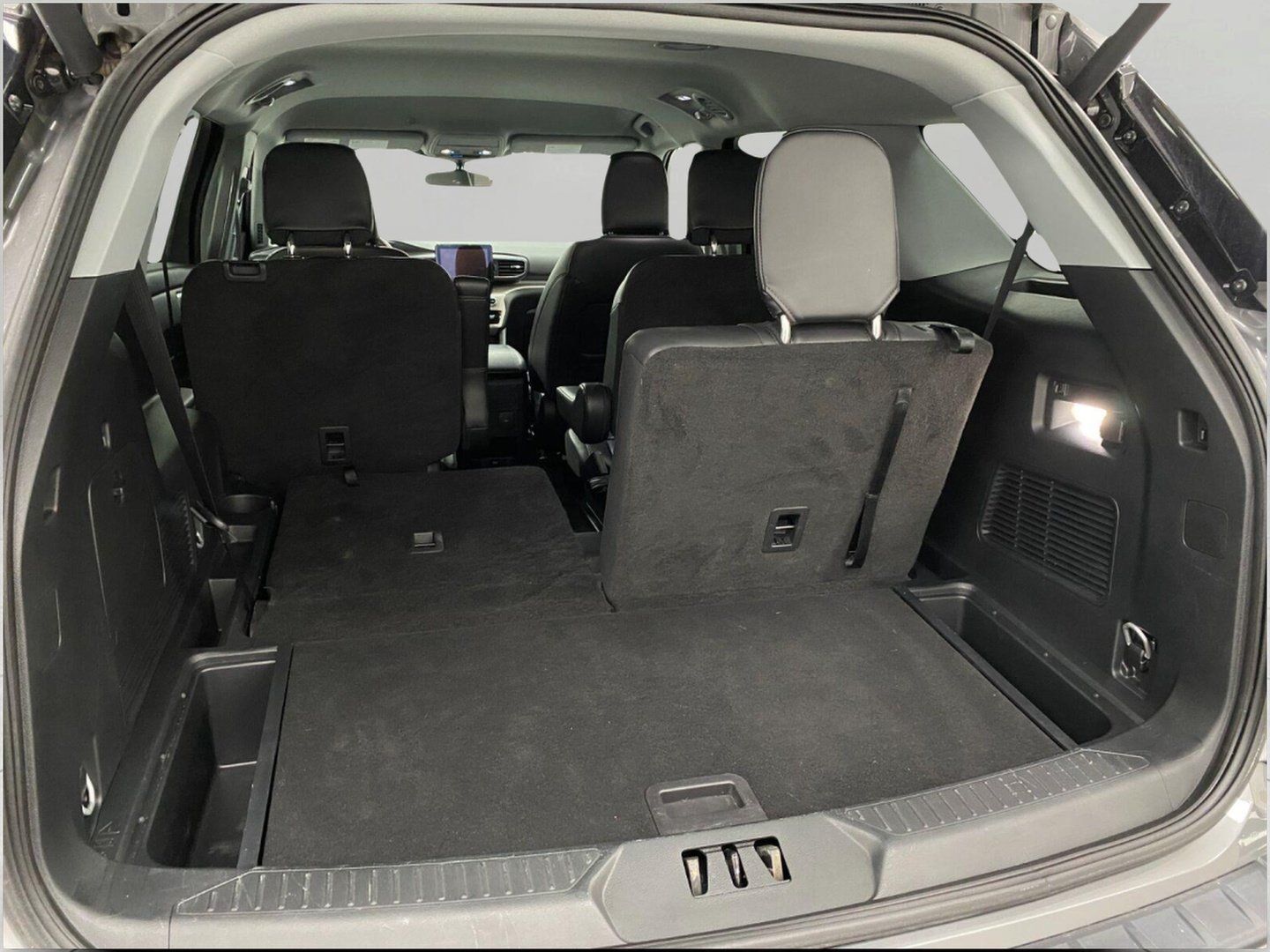 Used 2023 Ford Explorer XLT w/ Equipment Group 202A AWD/4WD image 6
