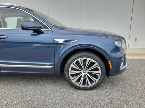 Certified 2022 Bentley Bentayga AWD/4WD image 3
