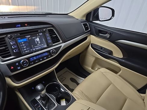 Used 2017 Toyota Highlander XLE AWD/4WD image 29