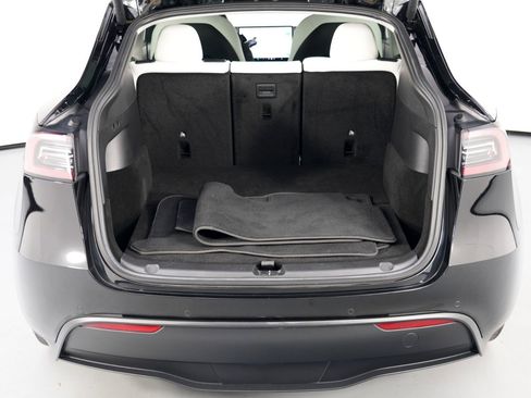 Used 2021 Tesla Model Y Long Range image 10