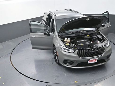 Used 2023 Chrysler Pacifica Limited w/ Uconnect Theater Family Group image 34