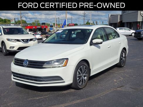 Used 2017 Volkswagen Jetta SE FWD image 2