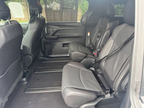 Used 2025 Toyota Sienna Limited AWD/4WD image 18