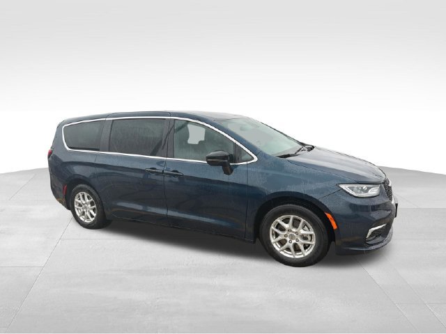 Used 2025 Chrysler Pacifica Select FWD image 3