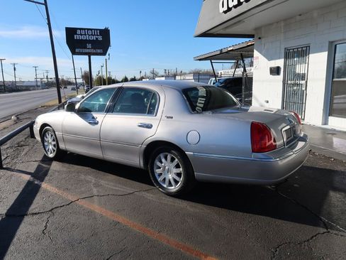 Used 2010 Lincoln Town Car Signature Limited image 4