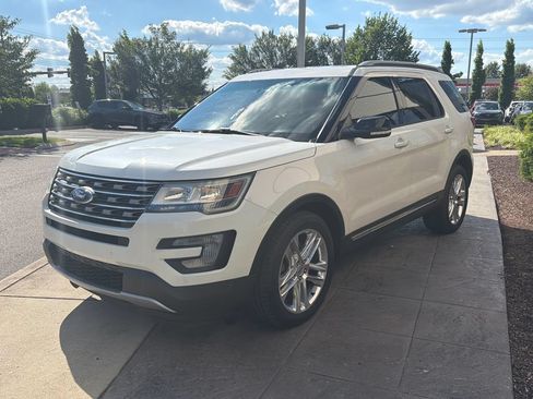 Used 2016 Ford Explorer XLT w/ Equipment Group 202A FWD image 8