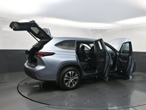 Used 2024 Toyota Highlander XLE AWD/4WD image 39