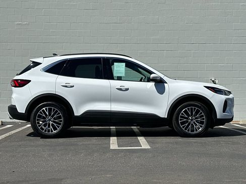 Used 2023 Ford Escape SE image 6