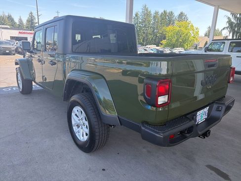 Used 2023 Jeep Gladiator Sport AWD/4WD image 5