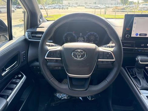 Used 2025 Toyota Sienna Limited FWD image 19
