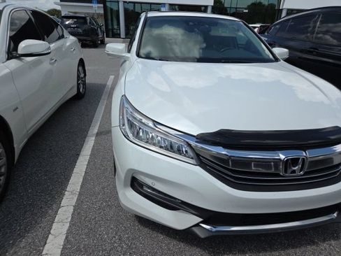 Used 2017 Honda Accord Touring image 2