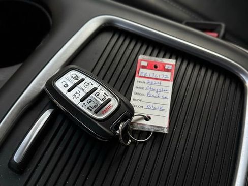 Used 2024 Chrysler Pacifica Touring-L image 40