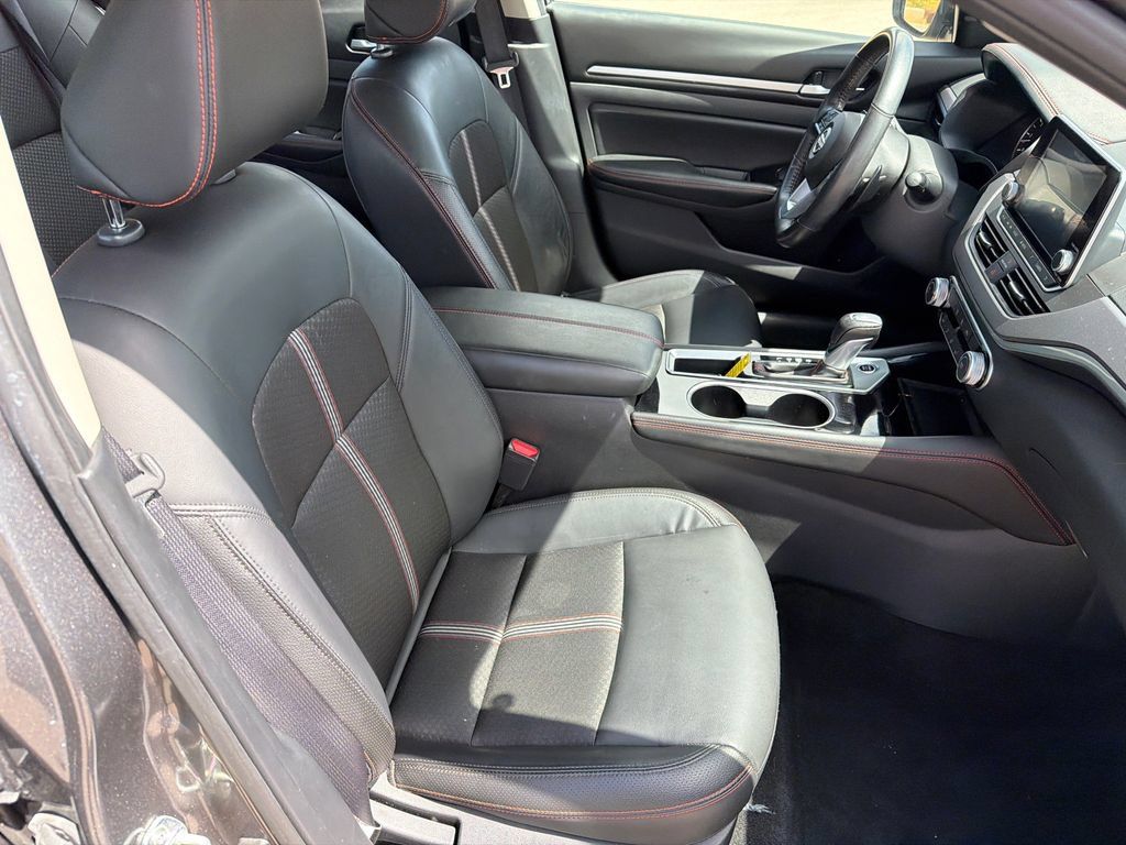 Used 2025 Nissan Altima 2.5 SR FWD image 13