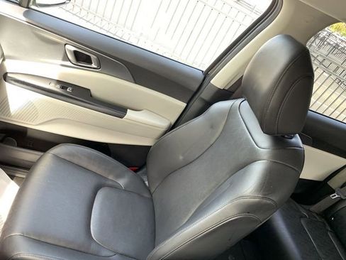 Used 2022 Kia Carnival LX image 29