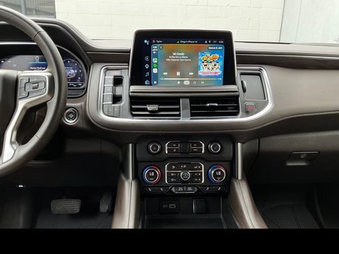 Used 2023 Chevrolet Suburban Z71 w/ Luxury Package AWD/4WD image 4