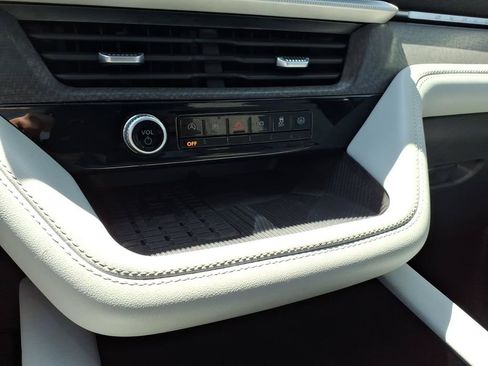 Used 2025 Ford Explorer Platinum w/ LUX Leather Package AWD/4WD image 24