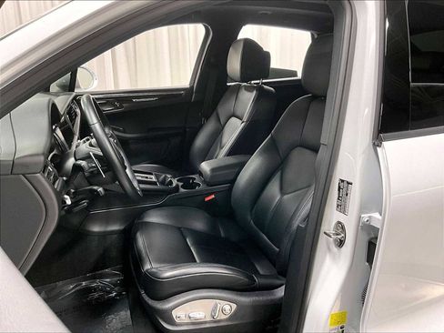 Used 2025 Porsche Macan image 8