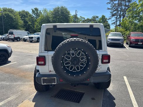 Used 2018 Jeep Wrangler Unlimited Sahara w/ Cold Weather Group AWD/4WD image 6