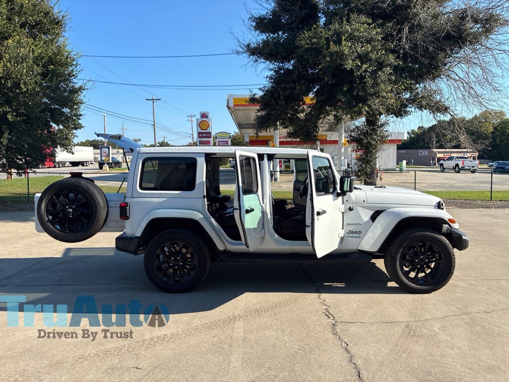 Used 2022 Jeep Wrangler Unlimited Sahara w/ Cold Weather Group AWD/4WD image 19