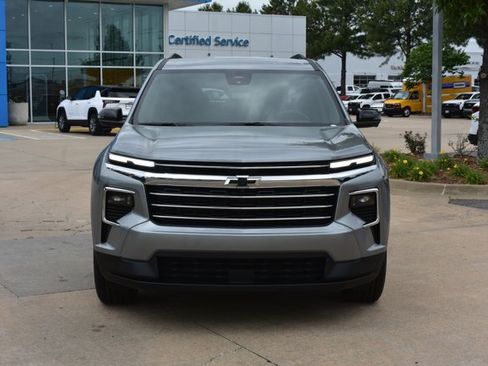 New 2026 Chevrolet Traverse LT w/ Driver Confidence Package FWD image 2