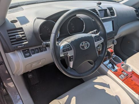 Used 2012 Toyota Highlander Limited w/ Tow Pkg FWD image 13